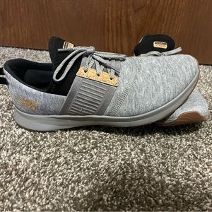 Like New! Womens New Balance Sneakers- 8.5